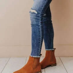 Lucy Avenue Side Stretch Booties Cognac