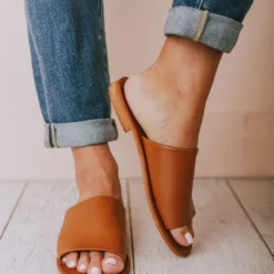 Elio Slip On Sandals Camel