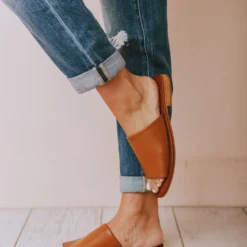 Elio Slip On Sandals Camel